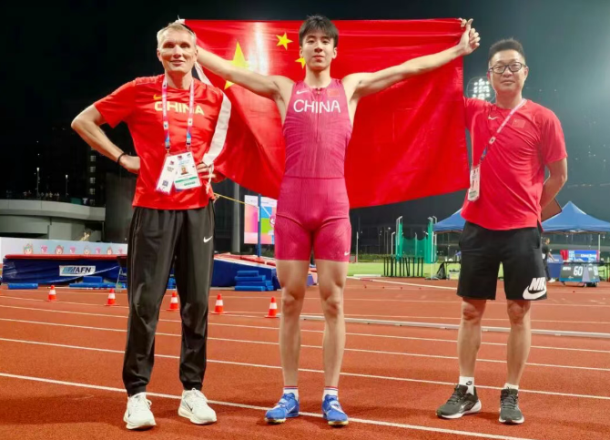 飞越亚洲之巅！韶关小将曾亮斩获田径亚青赛撑杆跳高冠军