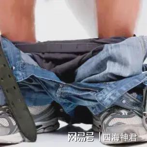 离谱！房东得知租客丈夫不在家，上厕所出来不提裤子走到女子面前