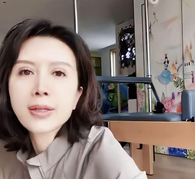 过气艺人多心酸？40度高温景点拉车，交不起电费一家6口脱衣降温