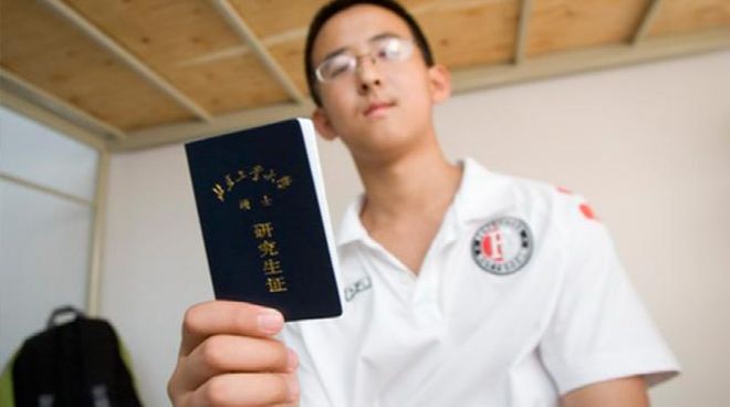 澎湃：许基仁和邵佳一亲临现场观看U17国足战阿森纳U17