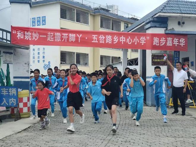离谱！房东得知租客丈夫不在家，上厕所出来不提裤子走到女子面前