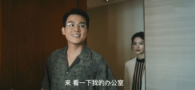 男生4次考公失败，花2.2万旅行6国17座城市，途中看到妈妈朋友圈：“老娘扛你看世界，你替老娘圆梦”，顿时五味杂陈
