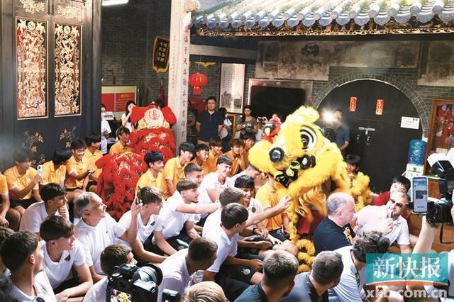 章子怡为角色增肥后年轻10岁!短发狼尾搭黑金礼服,顶级骨相真飒