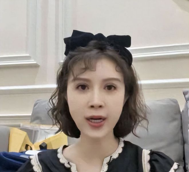 过气艺人多心酸？40度高温景点拉车，交不起电费一家6口脱衣降温