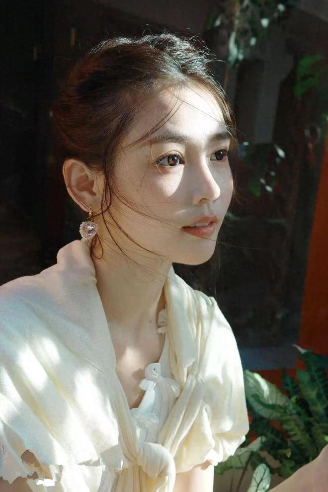 “还不如送块肉!”被扔下的教师节礼物引关注,评论区的老师很现实!